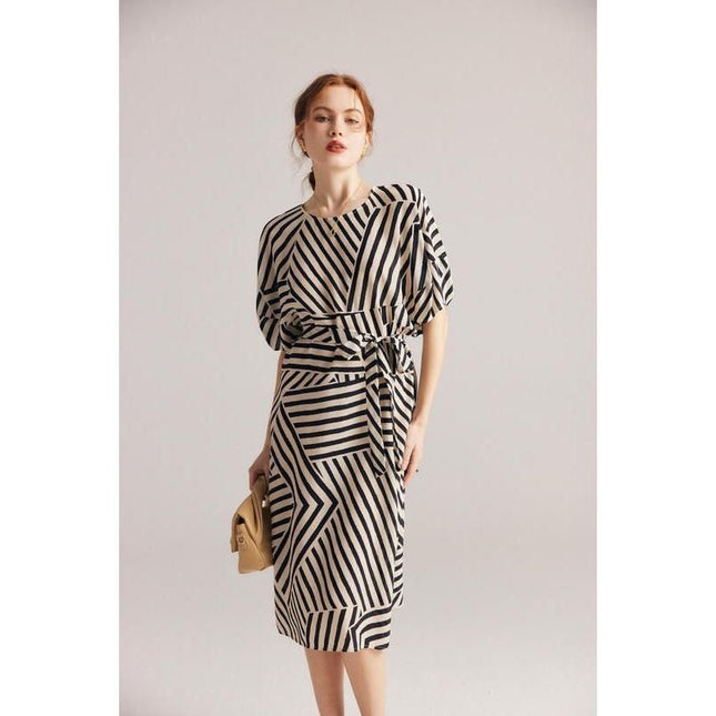 Elegante vestido de seda a rayas hasta media pantorrilla con mangas de murciélago