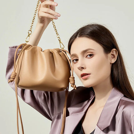 Sac à main en cuir avec chaîne en forme de nuage - Petit sac seau plissé de luxe