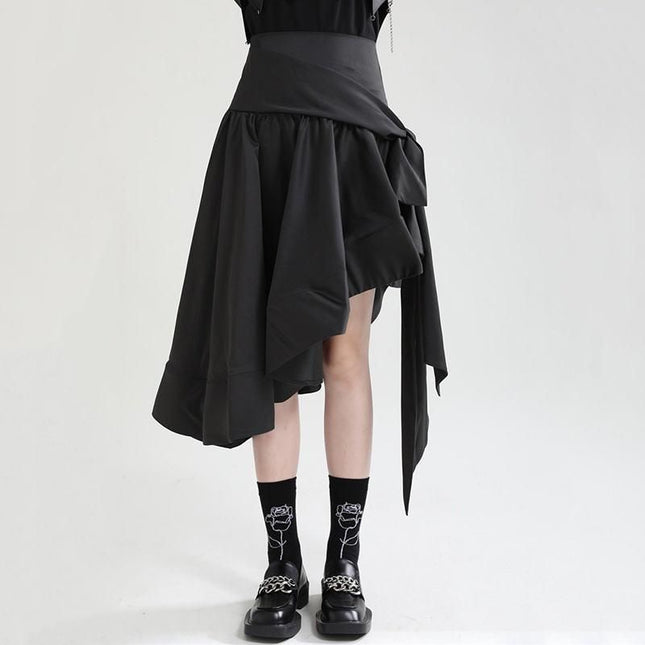 Jupe noire asymétrique à volants et taille haute