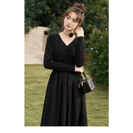 Elegante vestido midi de punto negro fruncido con escote en V y corte en A