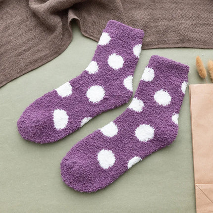 Chaussettes mignonnes à pois doux et moelleux de couleur bonbon pour femmes