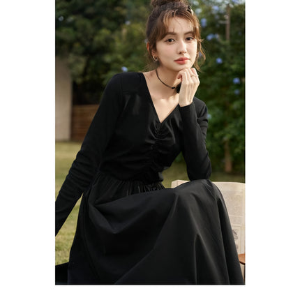 Elegante vestido midi de punto negro fruncido con escote en V y corte en A