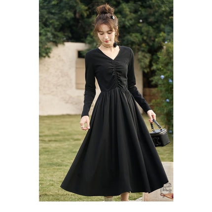 Elegante vestido midi de punto negro fruncido con escote en V y corte en A