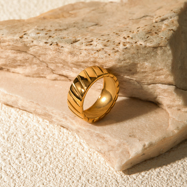 Anillo cerrado con patrón de hipotenusa bañado en oro