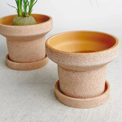 Encantadora jardinera de terracota con forma de pipa de agua y bandeja