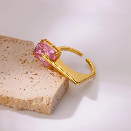 Anillo moderno bañado en oro con circonitas cuadradas rosas