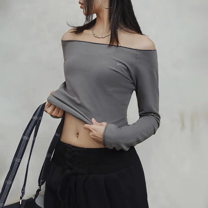 Elegante camiseta gris de manga larga con cuello oblicuo para mujer