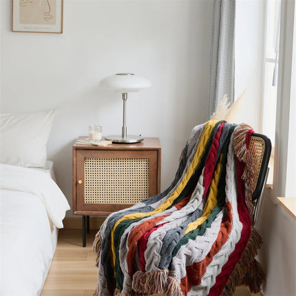 Couverture en laine élégante avec bordures à pompons et couleurs contrastées au crochet