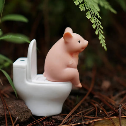 Ornement de bureau en forme de cochon de dessin animé créatif assis sur les toilettes, jouet animal miniature