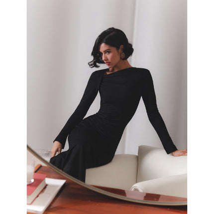 Elegante vestido ajustado negro con cuello diagonal