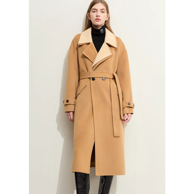 Abrigo de lana minimalista para mujer con costuras en contraste