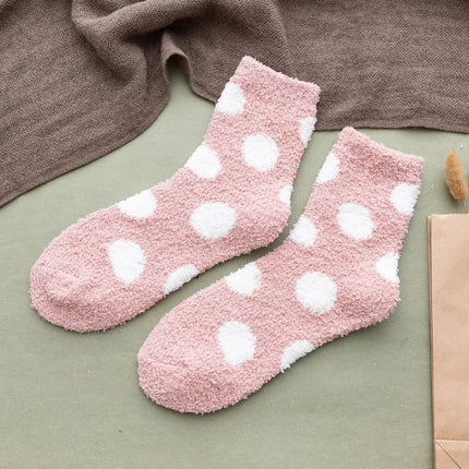 Chaussettes mignonnes à pois doux et moelleux de couleur bonbon pour femmes