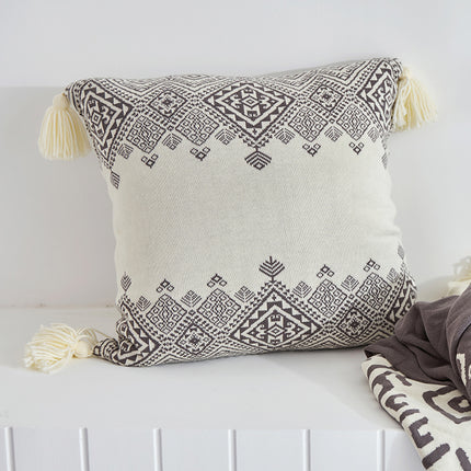 Housse de coussin nordique tricotée à rayures grises avec motif à pompons