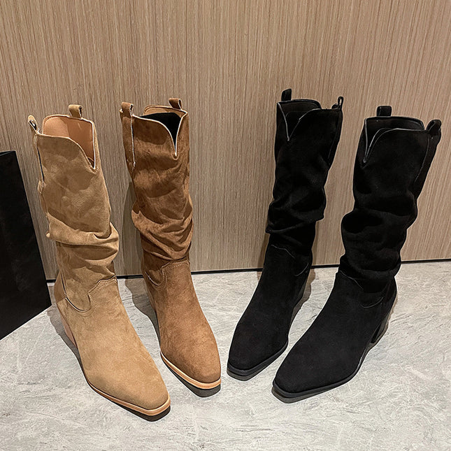Botas informales de tacón grueso con pliegues puntiagudos y hasta la mitad de la pantorrilla con calcetines sueltos