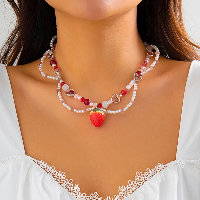 Collier ras du cou élégant en perles et cœur de fraise