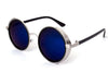 Montura plateada y lentes azules.