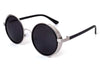 Marco plateado y lentes grises.